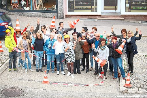 Händler und Mitglieder des Vereins freuen sich über die Neugestaltung der Straße. Foto: Freudenstadt-Marketing