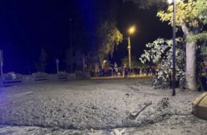 Eine nach dem Erdrutsch mit Schlamm und Geröll bedeckte Straße in Bardonecchia. Foto: dpa/Uncredited