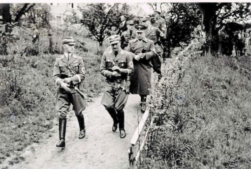 Kreisleiter Georg Wurster (im Mantel) mit anderen NS-Größen 1934 in Nagold.  Foto: Stadtarchiv/Repro: Würfele