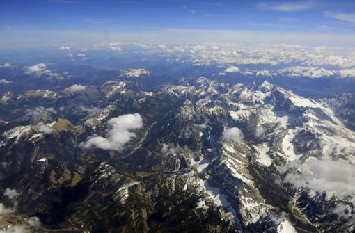 Beim Absturz des Kleinflugzeugs in den Tiroler Alpen nahe der deutschen Grenze waren drei Männer gestorben. (Symbolfoto) Foto: dpa