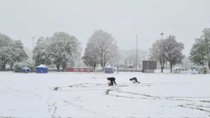 Statt Fußball zu spielen, konnten Schneemänner gebaut werden. Foto: Becker/Becher