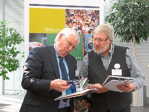 Martin Spreng (rechts) löste Hans-Walter Keweloh an der Spitze der Deutschen Flößer-Vereinigung ab. Foto: Flößerzunft Foto: Schwarzwälder-Bote