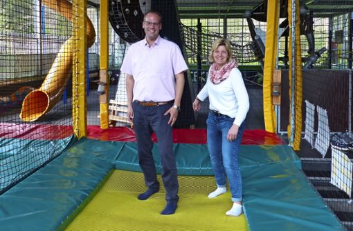 Andreas Braun und Petra Vaas werden auf dem Trampolin selbst wieder zu Kindern. Foto: Terkowsky