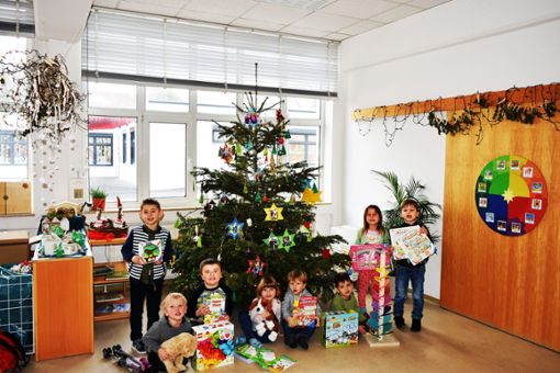 Einen bunt geschmückten Weihnachtsbaum haben die Haux-Kinder in ihrem neuen Domizil aufgestellt. Foto: Nölke