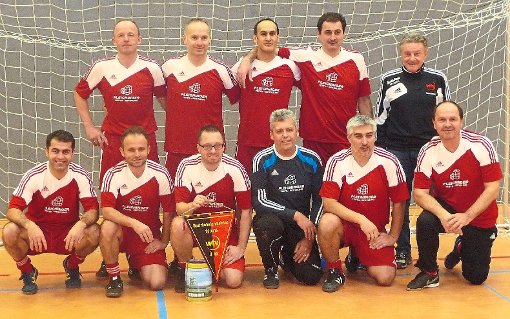 Der TSV Straßberg holte sich den Bezirks-Hallenmeistertitel bei den Senioren der Altersklasse Ü40.  Foto: Schweizer Foto: Schwarzwälder-Bote