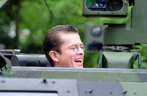 Auf Besuch bei der Truppe: Verteidigungsminister Karl-Theodor zu Guttenberg Foto: dpa