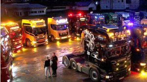In der Dunkelheit erinnerte das Trucker-Treffen in Owingen im Vorjahr  fast ein bisschen an den Canstatter Wasen bei Nacht. (Archivfoto) Foto: Thomas Kost
