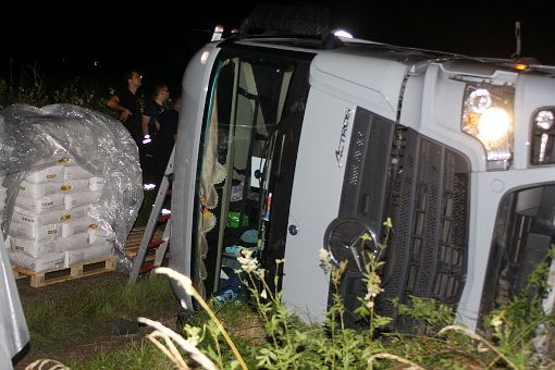 Auf der B 31 bei Geisingen ist ein Lkw in den Gegenverkehr gekracht, durchbrach die Leitplanke  und kippte um. Eine 50-Jährige wurde schwer verletzt. Foto: Bartler-Team