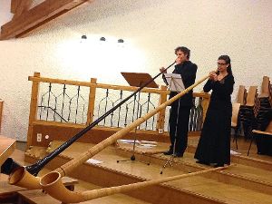 Martin Roos  und Ana Stankovic entlockten dem Alphorn sanfte Klänge. Foto: Appel Foto: Schwarzwälder-Bote
