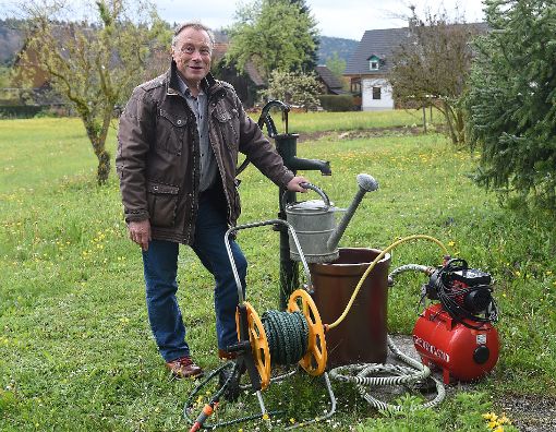Alfred Schäfer, Vorsitzender des  Obst- und Gartenbauvereins Dettlingen, gibt Tipps zur Bewässerung. Foto: Hopp