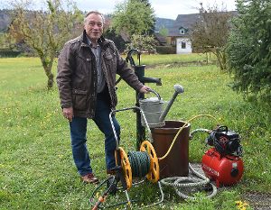 Alfred Schäfer, Vorsitzender des  Obst- und Gartenbauvereins Dettlingen, gibt Tipps zur Bewässerung. Foto: Hopp