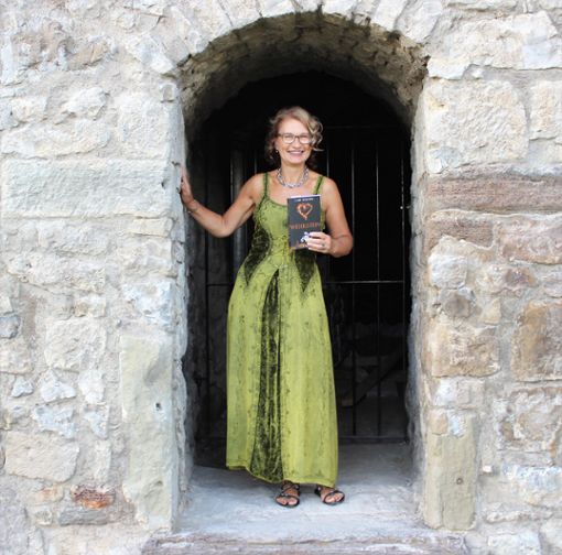 Gabi Kreher mit ihrem Roman Wehrstein vor dem Eingang ins Tonnengewölbe  Foto: hs Foto: Schwarzwälder Bote