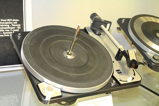 Beim Hi-Fi-Plattenwechsler 1009 von Dual von 1963 liegen mehrere Platten auf dem Dorn in der Mitte des Tellers. Foto: Schwarzwälder Bote