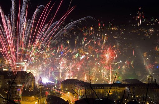 Wer in Stuttgart das Silvester-Feuerwerk draußen verfolgen will, muss wohl kaum mit den Zähnen klappern. Foto: Archiv