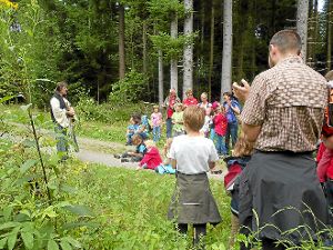 Wenigstens da war es trocken: Die Kinder hören gebannt der Märchenerzählerin Sigrid Maute zu. Foto: Albverein Foto: Schwarzwälder-Bote
