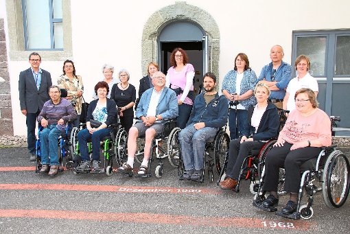 Die Amsel-Kontaktgruppe besuchte am Tag vor Fronleichnam die ehemalige Synagoge in Haigerloch und ließ sich die  jüdische Geschichte der Stadt von Klaus Schubert (links) erklären. Foto: Kost Foto: Schwarzwälder-Bote