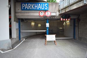 Die Ebenen vier bis sechs des Parkhauses Innenstadt werden derzeit saniert. Die Einfahrt ist nur über die Neckarstraße möglich – auch der Zugang zum Aufzug ist momentan nicht barrierefrei zu erreichen.  Foto: Spotts