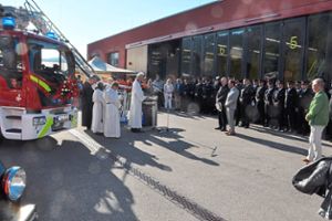 Nach dem ökumenischen Gottesdienst wird die neue Drehleiter feierlich eingeweiht.  Fotos: Wagner Foto: Schwarzwälder Bote