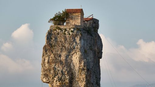 Wer dort droben wohnt, muss sich um  nervigen Besuch keine Gedanken  mehr machen(Haus auf einem Felsen  bei Tiflis in Georgien). Foto: Imago/Shotshop