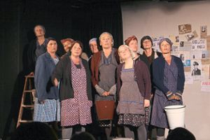 Die Theatergruppe Rolle Vorwärts beeindruckte mit dem Nachkriegsstück über Trümmerfrauen im Winterlinger K 3. Foto: Bender Foto: Schwarzwälder Bote