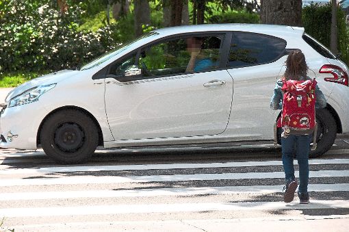 Mit dem Handy am Ohr rauscht ein Autofahrer über den Zebrastreifen auf der Turnhallenstraße ohne auf die Schülerin zu achten, die über die Straße will. Foto: Käser-Funk
