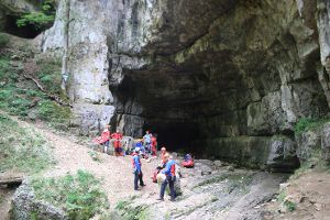Einen 60-Jährigen musste die Bergwacht am Sonntag aus einer Höhle in Grabenstetten retten. Foto: www.7aktuell.de | Lukas Felder