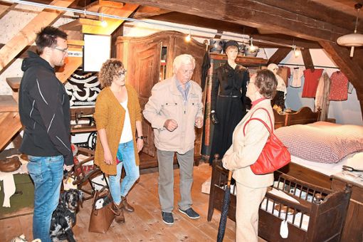 Dieter Reich (Mitte) führt interessierte Besucher durch das Empfinger Heimatmuseum. Foto: Baiker Foto: Schwarzwälder Bote