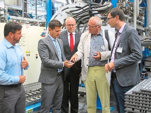 Interessante Einblicke  erhalten die FDP-Politiker Daniel Karrais (rechts) und Gerhard Aden (Zweiter von rechts) bei der Simongruppe.  Foto: Rack Foto: Schwarzwälder-Bote