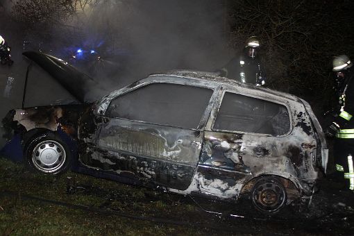 Ein VW Polo wurde in der Nacht auf Freitag zwischen Deißlingen und Lauffen ein Raub der Flammen. Foto: Bartler-Team