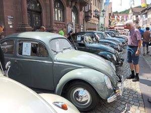 Kleines Auto ganz groß: Die Käferparade vor dem Wolfacher Rathaus zog die Blicke der Besucher auf sich.   Foto: Jehle