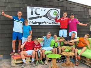 Beste Stimmung herrschte bei den Teilnehmern des ersten Young and Old-Turniers des TC Pfalzgrafenweiler.  Foto: Tennisclub Foto: Schwarzwälder Bote