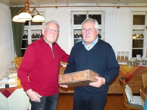 Roland Denner (links) ehrt Gerhard Busch für 60 Jahre Singen in Chören. Foto: Schwarzwälder Bote