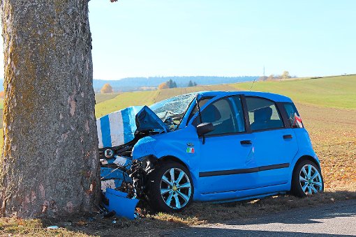 Von Rötenbach kommend prallt der Fiat nach einer langgezogenen Rechtskurve frontal gegen einen Baum.  Foto: kamera24.tv