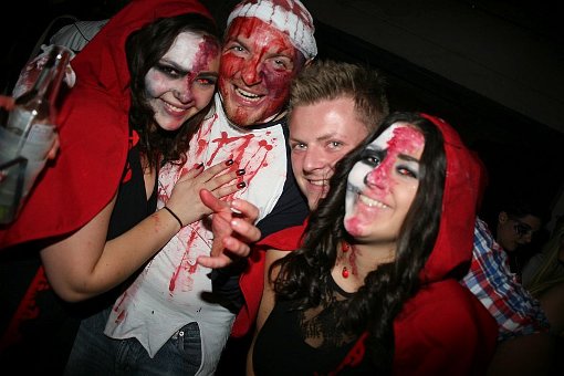 Grusel-Alarm in der Schwabo-Region: Zahlreiche schaurige Gestalten haben sich bei der Halloween-Party im Kraftwerk in Rottweil getummelt. Zur Bildergalerie Foto: Bartler-Team