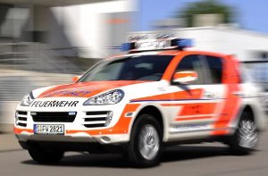 Auf der Landesstraße zwischen Göppingen und Heiningen gab es am Donnerstagnachmittag einen schweren Unfall, bei dem fünf Menschen verletzt wurden. Zwei Frauen schweben in Lebensgefahr (Symbolbild). Foto: dpa