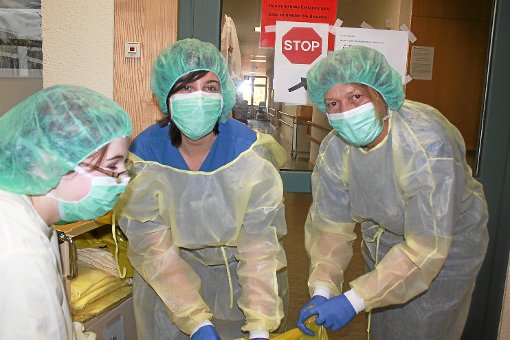 Gut eingepackt: Das Personal im Hechinger Krankenhaus schützt sich vor den ansteckenden Erregern.  Foto: Schwager