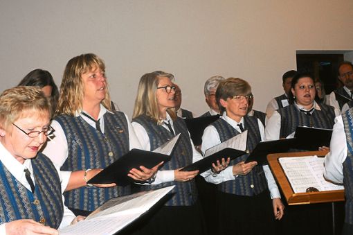 Der Gesangverein verwöhnt die Senioren in Rotenzimmern musikalisch.  Foto: kw Foto: Schwarzwälder Bote
