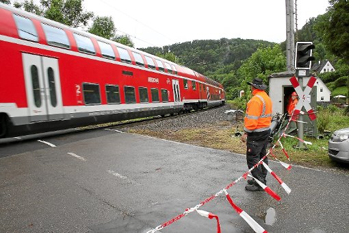 Hans-Jürgen Schmid passt auf: Der beschädigte Bahnübergang wurde auf Handbetrieb umgestellt. Foto: Danner