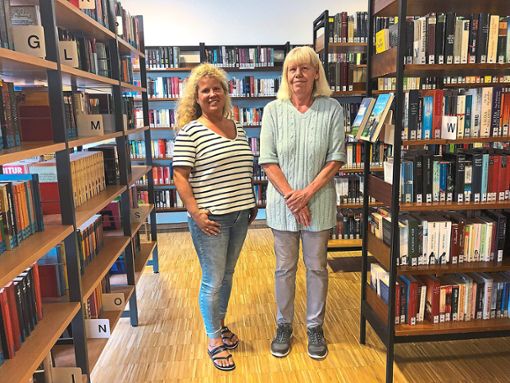 Heike Müller-Hartzer (links) und Ingrid Völker betreuen die Bücherei in Loßburg.  Foto: Semenescu Foto: Schwarzwälder Bote