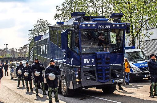 Wie schon gegen Dresden fährt die Polizei auch beim Gastspiel des KSC die Wasserwerfer auf. Foto: SDMG