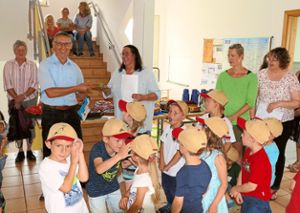 Altensteigs Bürgermeister Gerhard Feeß überreichte Kindergarten-Leiterin Inge Dlugoszek  einen Gutschein für Spielwaren. Foto: Stadler Foto: Schwarzwälder Bote