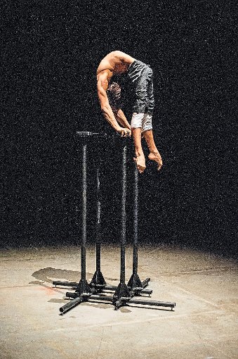 Der Auftritt von Pavlo Stankevych gilt als  einer der Höhepunkte der Turngala. Der  Handstandakrobats hat beim renommierten Festival Mondial du Cirque de Demain die Goldmedaille gewonnen. Foto: Binder Foto: Schwarzwälder-Bote