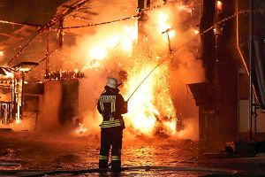 Die Feuerwehr konnte den Stall beim Großbrand auf dem Stellenhof in Klengen nicht mehr retten.  Foto: Eich
