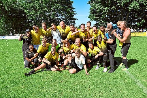 Mit dem 3:0-Heimsieg gegen den TuS Bonndorf hat der SV Obereschach dank des besseren Torverhältnisses den Titel in der Bezirksliga eingefahren und steigt erstmals in die Landesliga auf.  Foto: Schuon