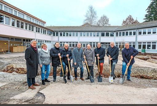 Die Verantwortlichen der Bauvorhaben an der Lindenrain-Schule begingen gemeinsam den Spatenstich.  Foto: Fritsch