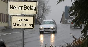 Man sieht’s mit bloßem Auge, doch das Schild zerstreut jeden Zweifel: Die Dornhaner Straße ist frisch saniert. Foto: Lupfer Foto: Schwarzwälder-Bote