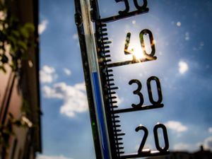 Die Temperaturen sollen bei Höchstwerten von bis zu 32 Grad kaum zurückgehen. Foto: dpa