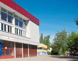Außen schon hui mit neuer Farbe und Fassade, neuen Fenstern und neuem Dach: Nur das Feuerwehrgerätehaus, in Ringingen in die Festhalle integriert, wurde nicht saniert.  Foto: Rapthel-Kieser Foto: Schwarzwälder-Bote