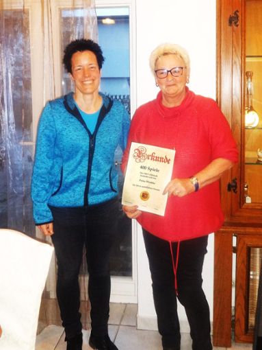 Vorsitzende Simone Bader (links) hat Petra Wuttke für 400 Spiele für den SKV Albstadt geehrt. Foto: Thieke Foto: Schwarzwälder Bote