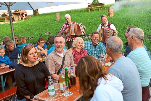 Gemeinsam hat der Albverein Dotternhausen auf dem Plettenberg Sonnwend gefeiert.  Foto: Schatz Foto: Schwarzwälder Bote
